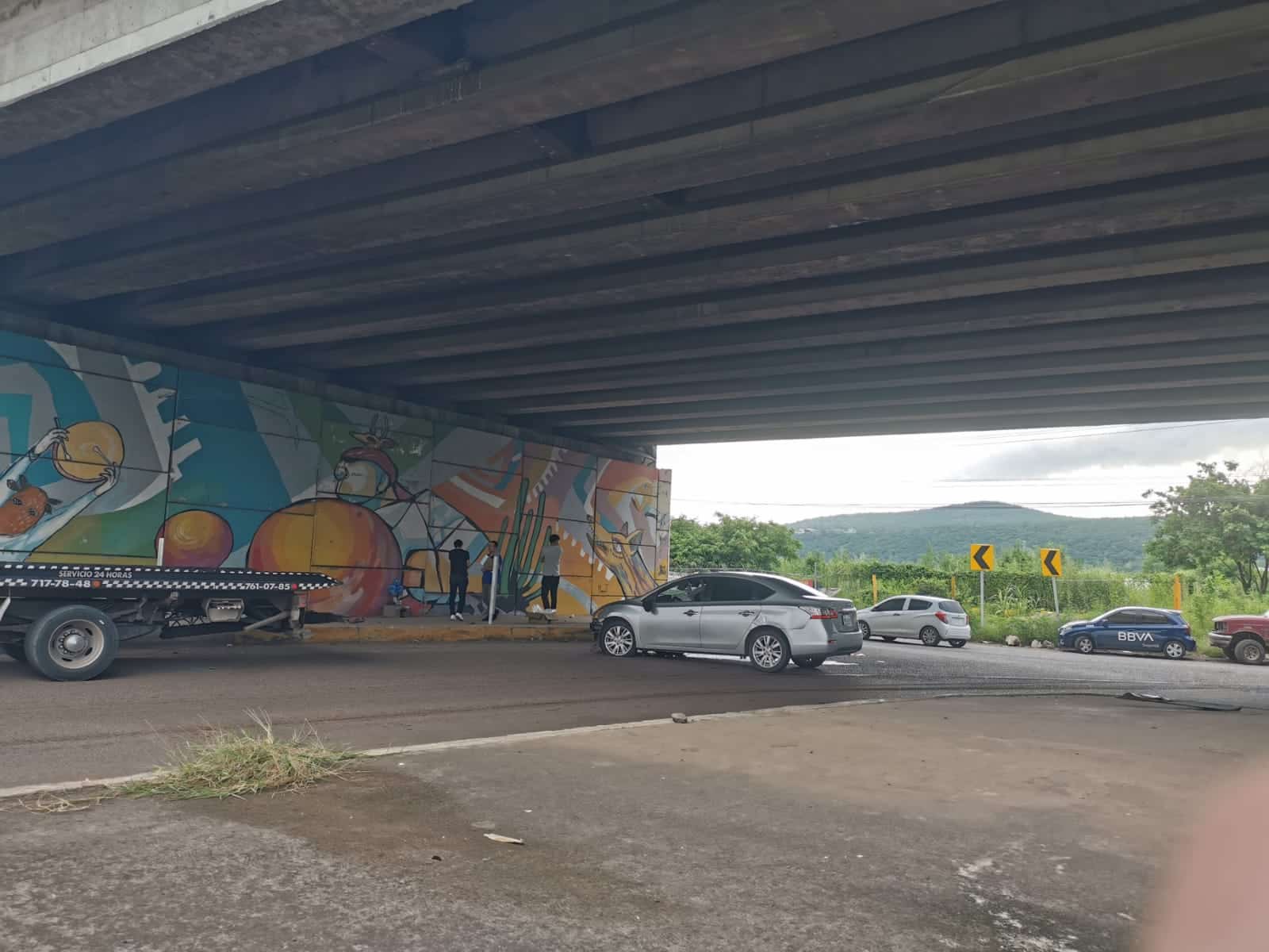 Nissan Sentra gris que protagonizó accidente