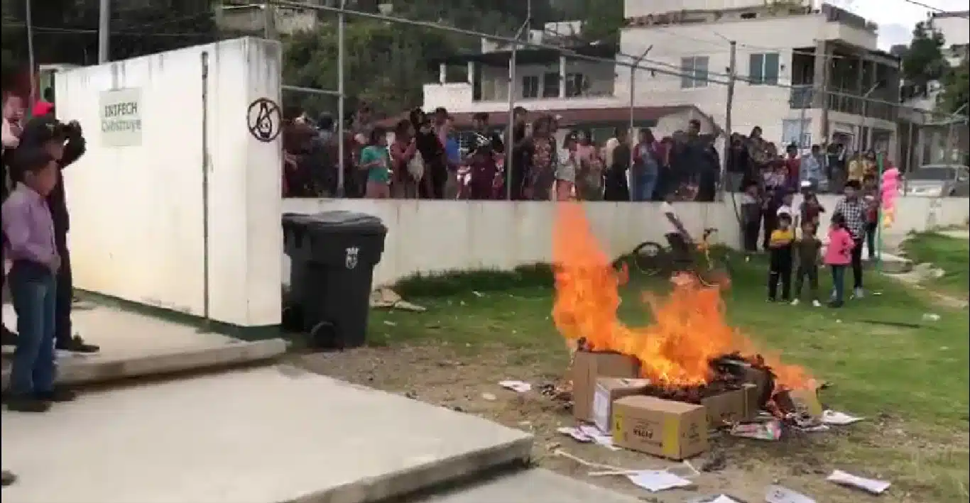 No queremos basura; queman los libros de texto en Chiapas
