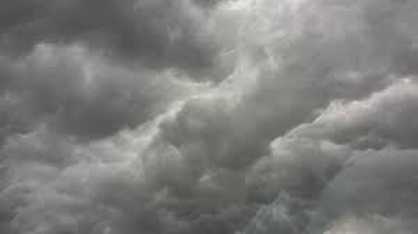 Nubes grises con blanco