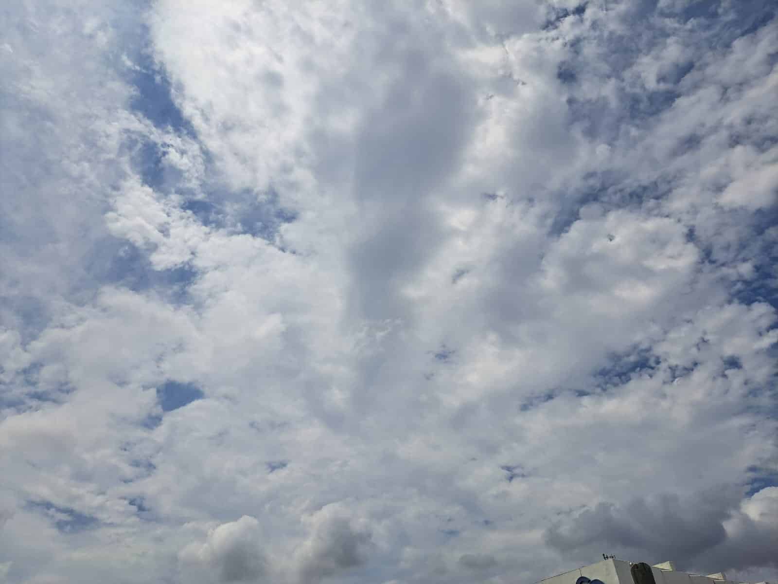 Cielo con nubes blancas