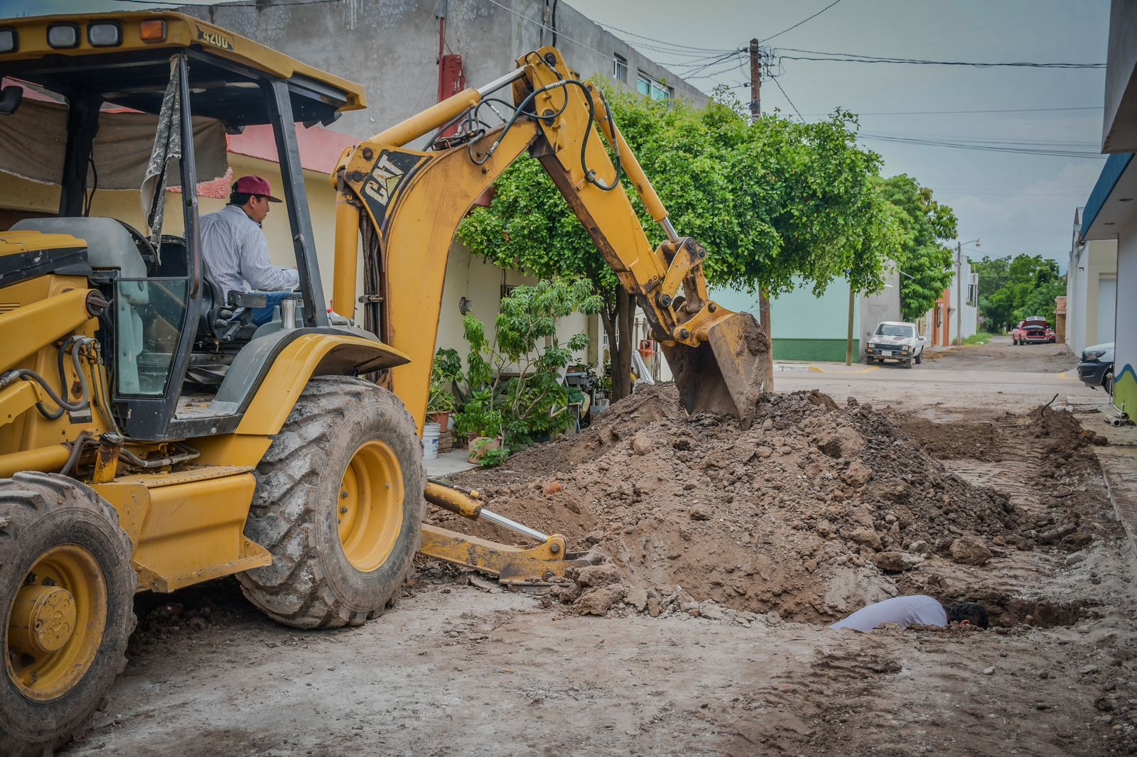 PERSONAS DEL AYUNTAMIENTO REALIZANDO REPARACIÓN DE DRENAJES CON RETROESCABADORA
