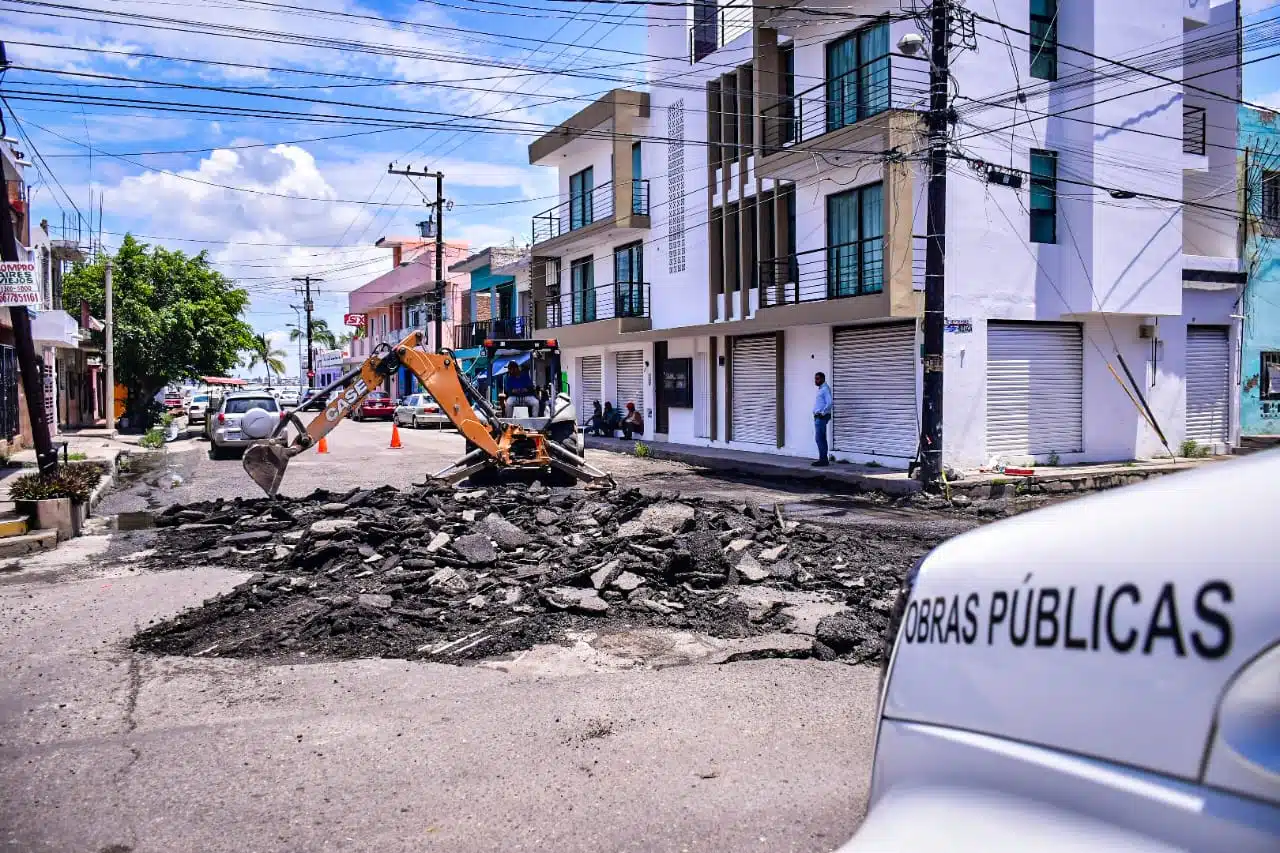 Mantenimiento a cruce de las calles Benito Juárez y 16 de Septiembre, Mazatlán.