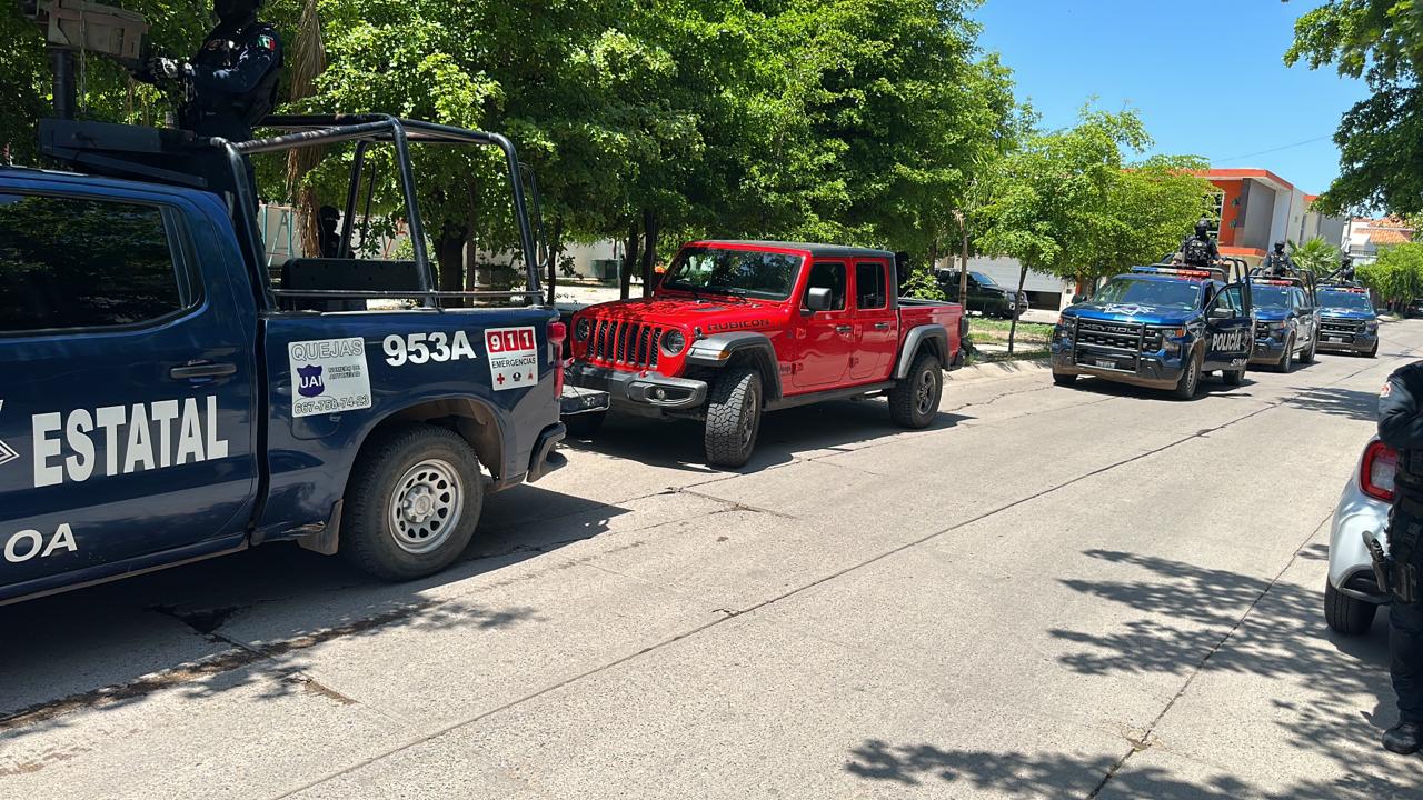 camionetas de la policía estatal y camioneta recuperada.