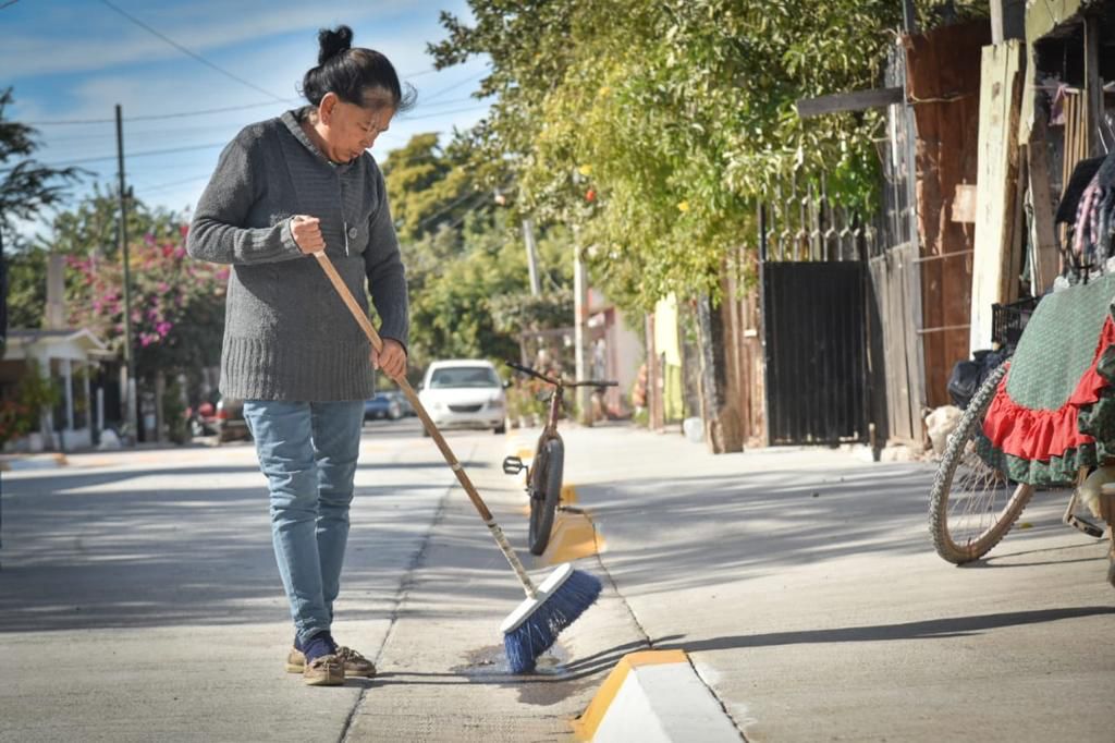 Mujer barriendo