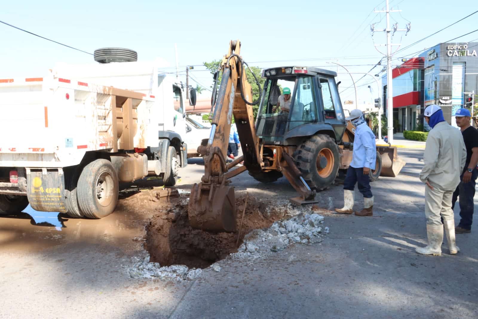 Maquinaria destrozando suelo para obra Obra de reparación