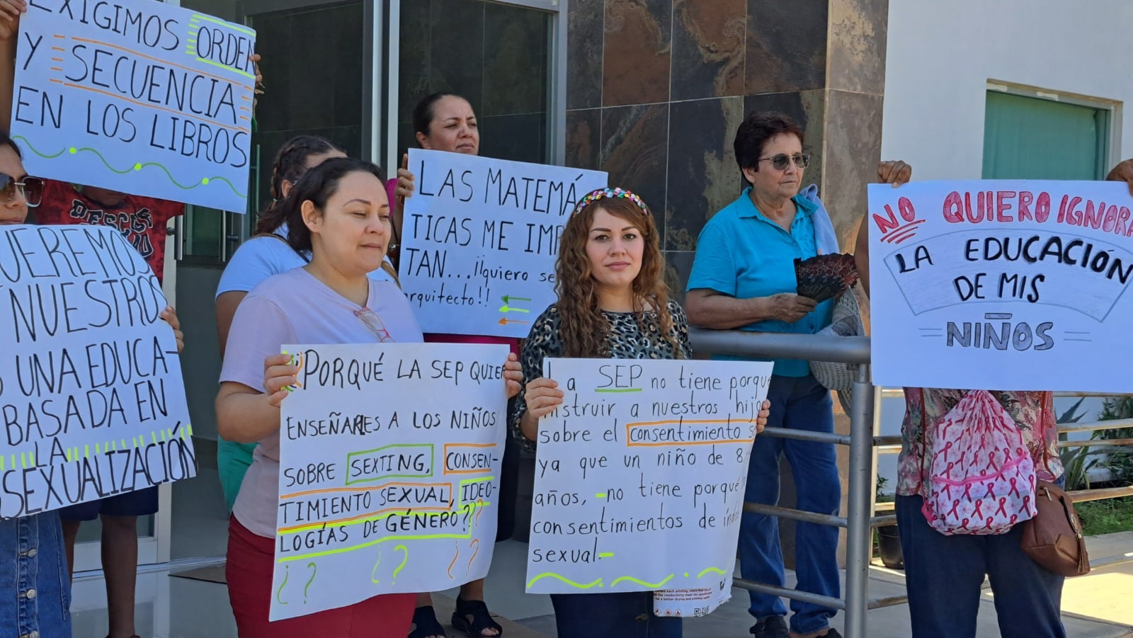 PADRES DE FAMILIA SE MANIFIESTAN EN GUAMUCHIL.