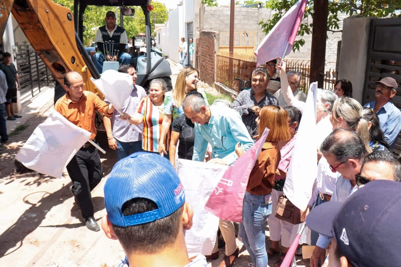 vecinos del callejón 2 de Abril en la colonia Anáhuac Y el alcalde de ahome.