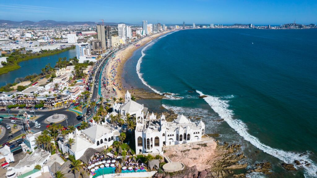 Fotografía aérea de playa de Mazatlán