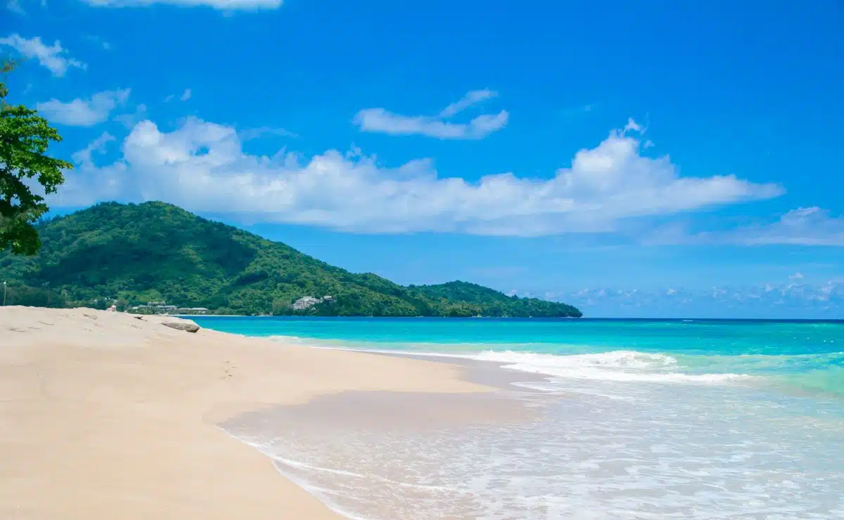 Playas con arena blanca y agua azul en México