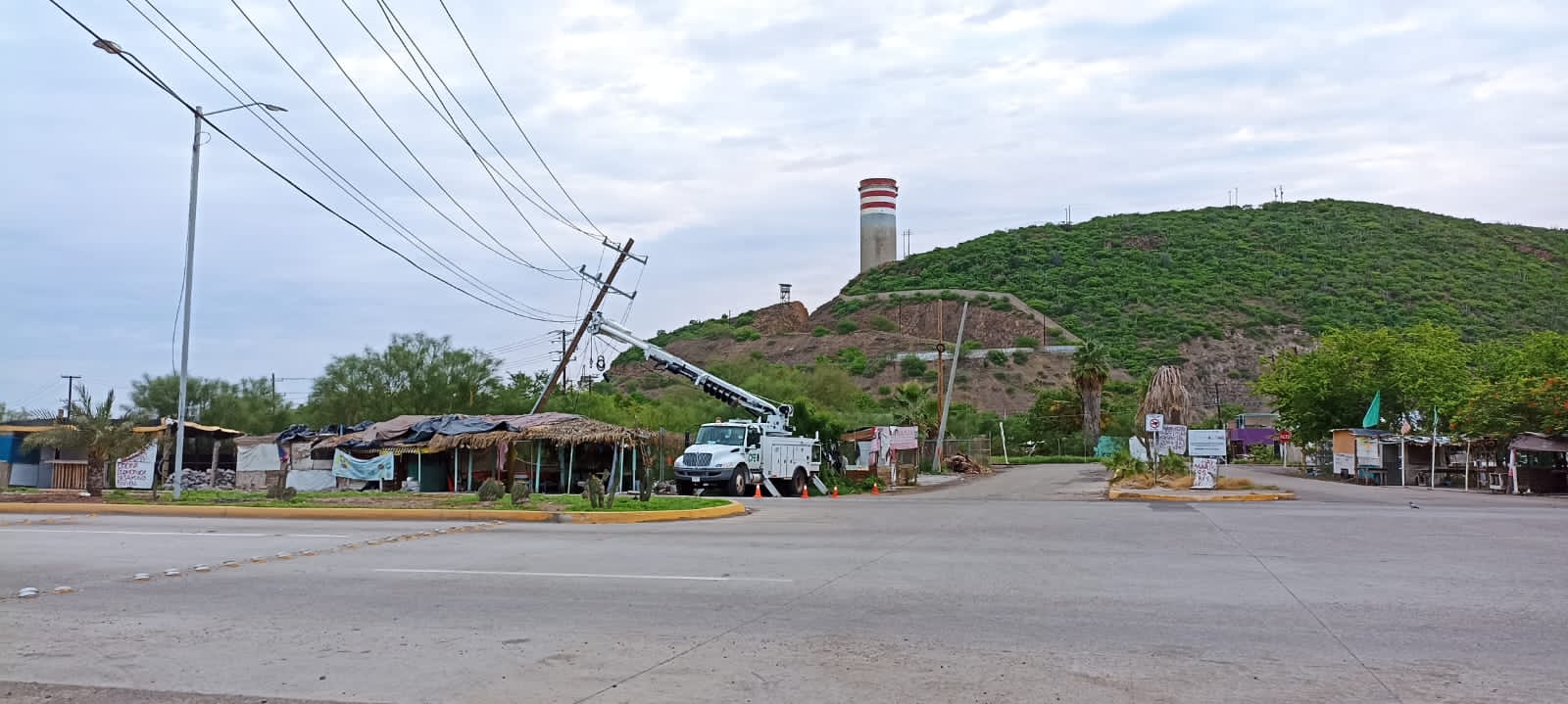 Poste de CFE tirado, de fondo cerro de topolobampo