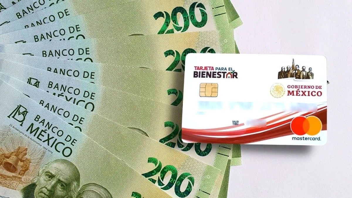 Una tarjeta y al fondo billetes de 200 pesos