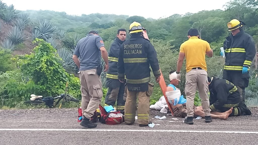 Paramédicos de Bomberos Culiacán atienden a un lesionado tras volcadura en carretera Imala