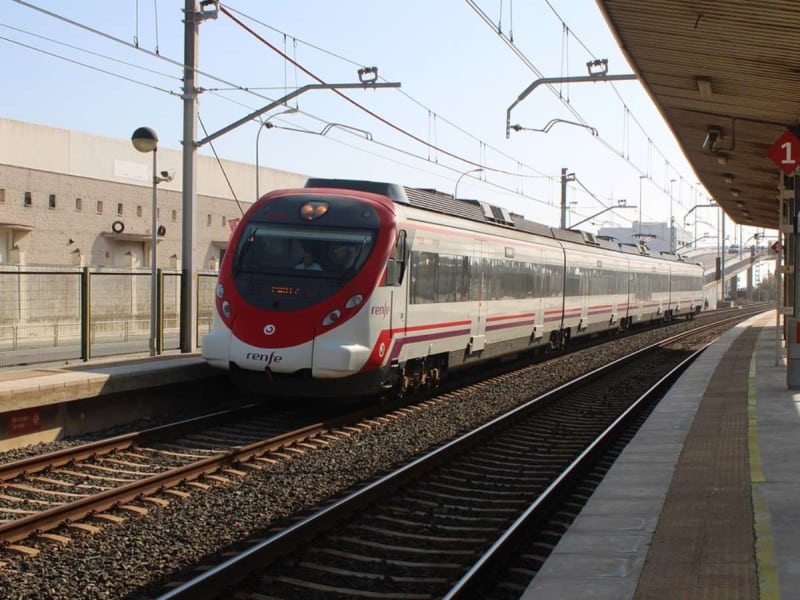 Cachan a pareja teniendo relaciones íntimas en cabina de tren