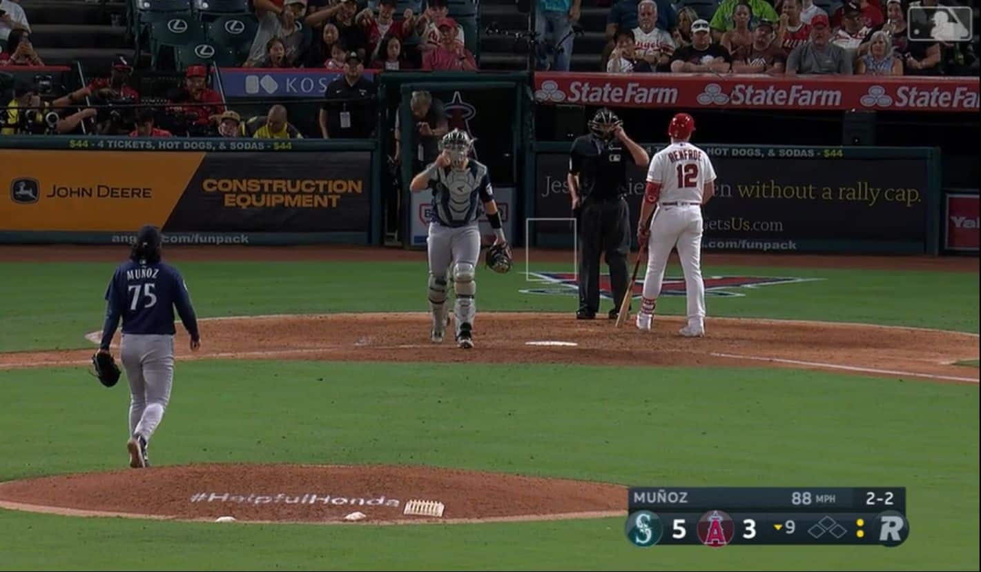 El velocista sinaloense Andrés Muñoz en el campo de la MLB
