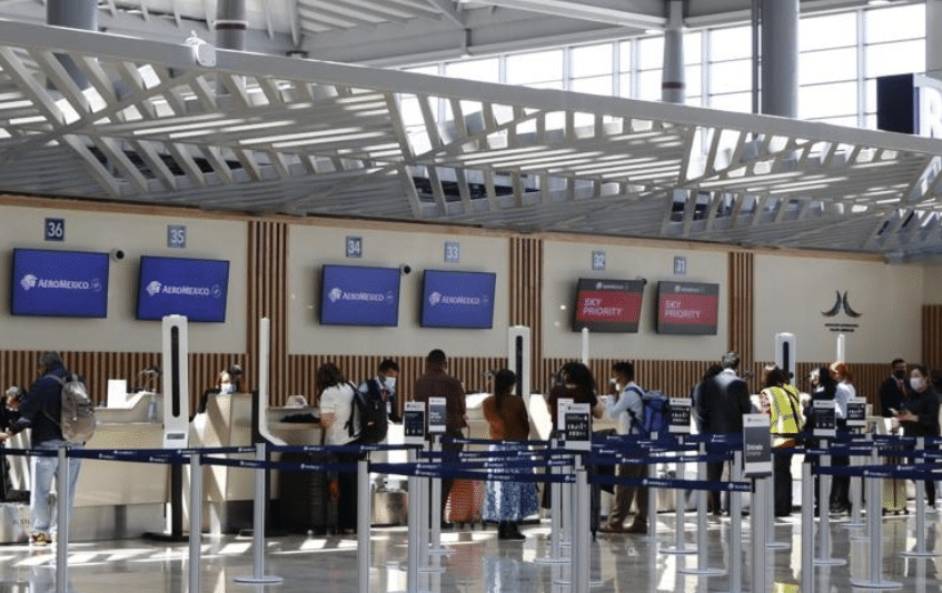 Pasajeros haciendo fila en aeropuerto
