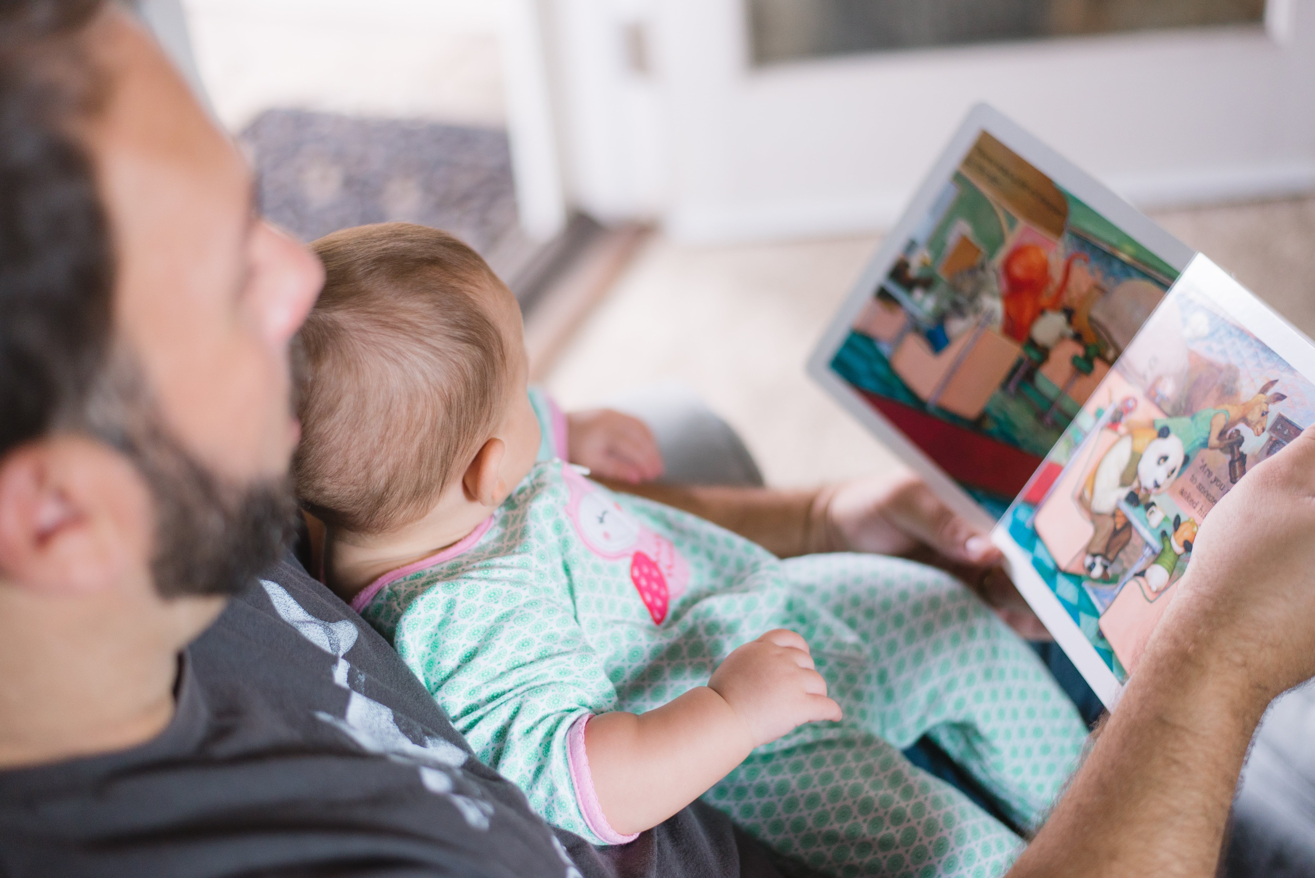 Padre leyendo un cuento de dibujos animados a su hijo