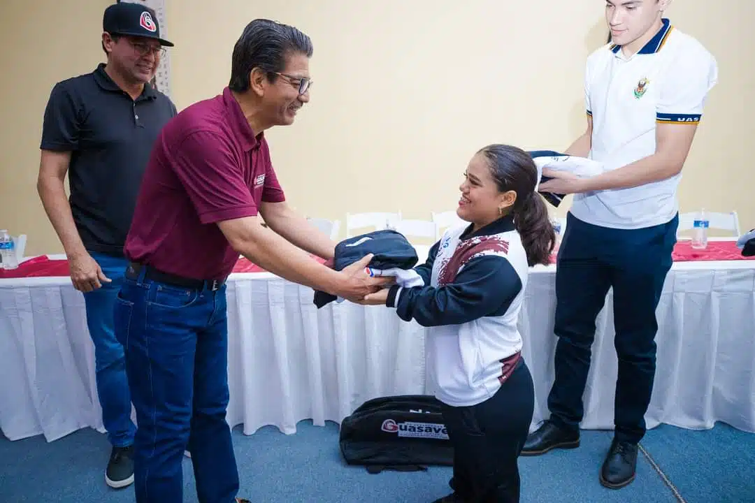 Paulet Mejía recibiendo uniforme de manos del alcalde de Guasave