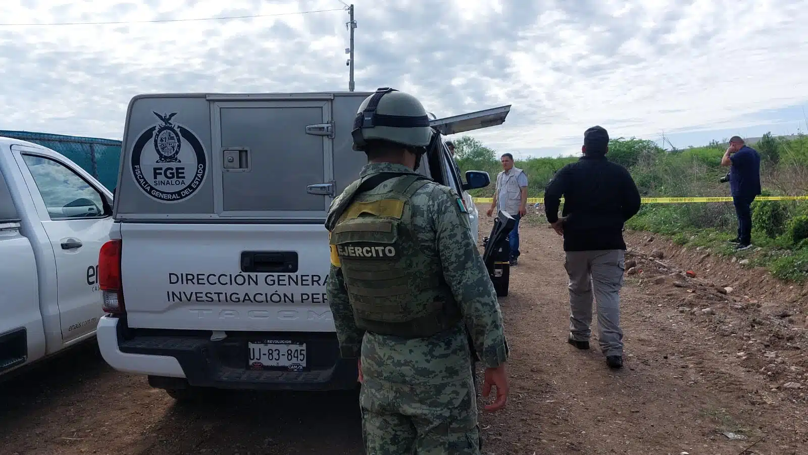 Un militar detrás de una camioneta de la Fiscalía en el lugar donde hallaron a Juan Antonio sin vida