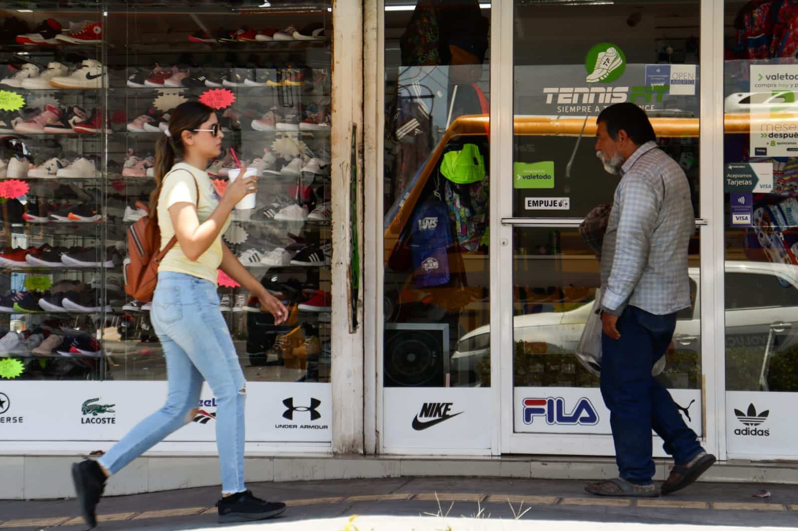 Personas caminan en el centro de Los Mochis