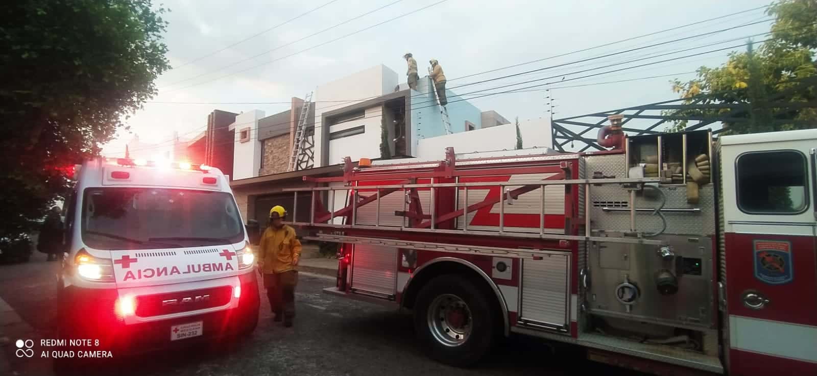 Bomberos Veteranos y Bomberos Culiacán trabajaron en coordinación para realizar los trabajos de rescate.
