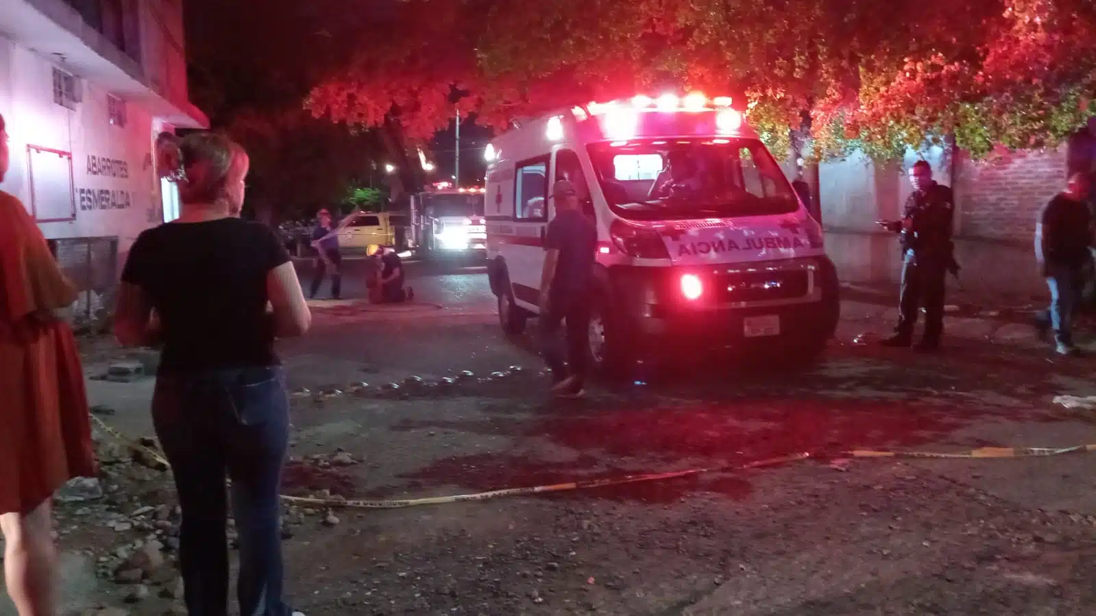 Cruz Roja y Bomberos Culiacán trabajaron por varios minutos para llevar a cabo el rescate del pintor.