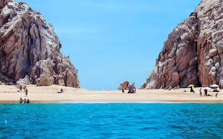 Personas en la playa de los Cabos