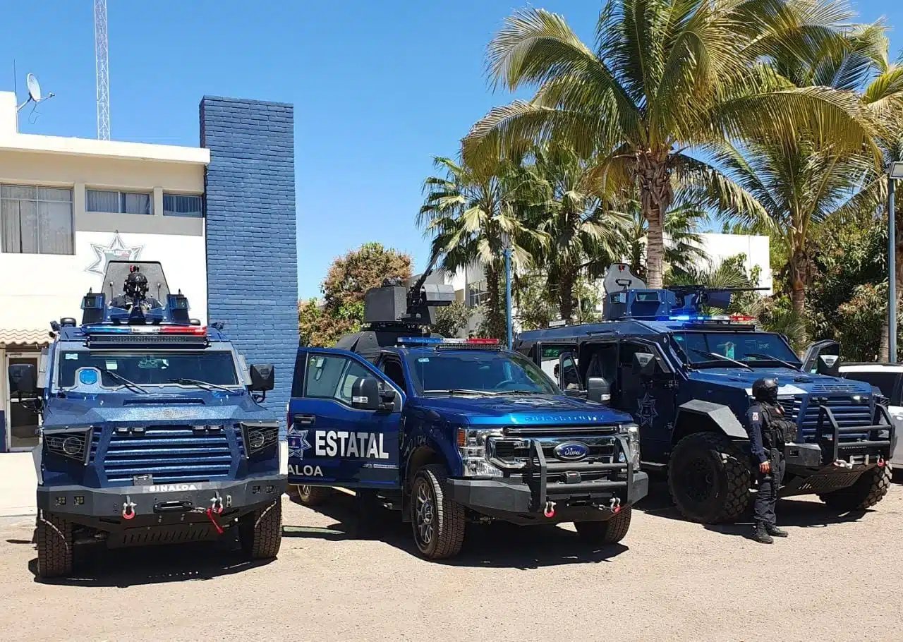 3 camionetas de la policia estatal