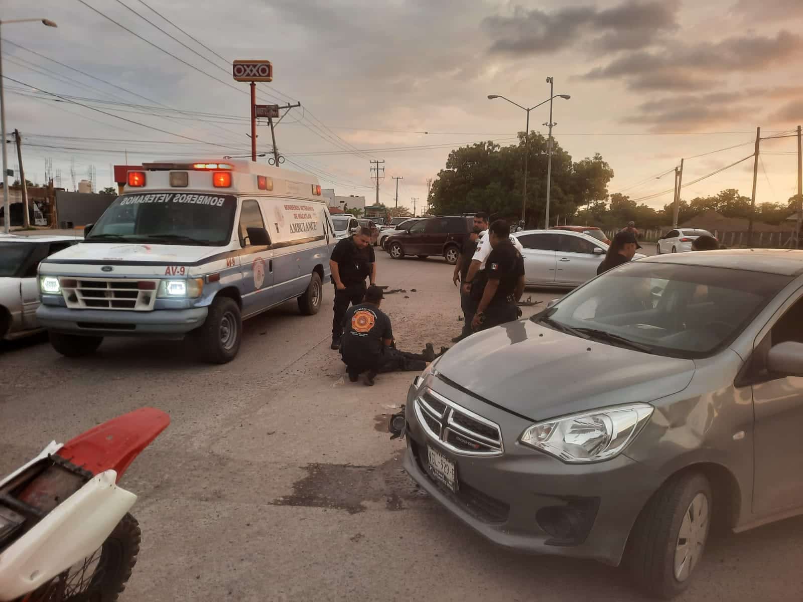 Los paramédicos atendieron al agente preventivo, quien resultó con algunos golpes.