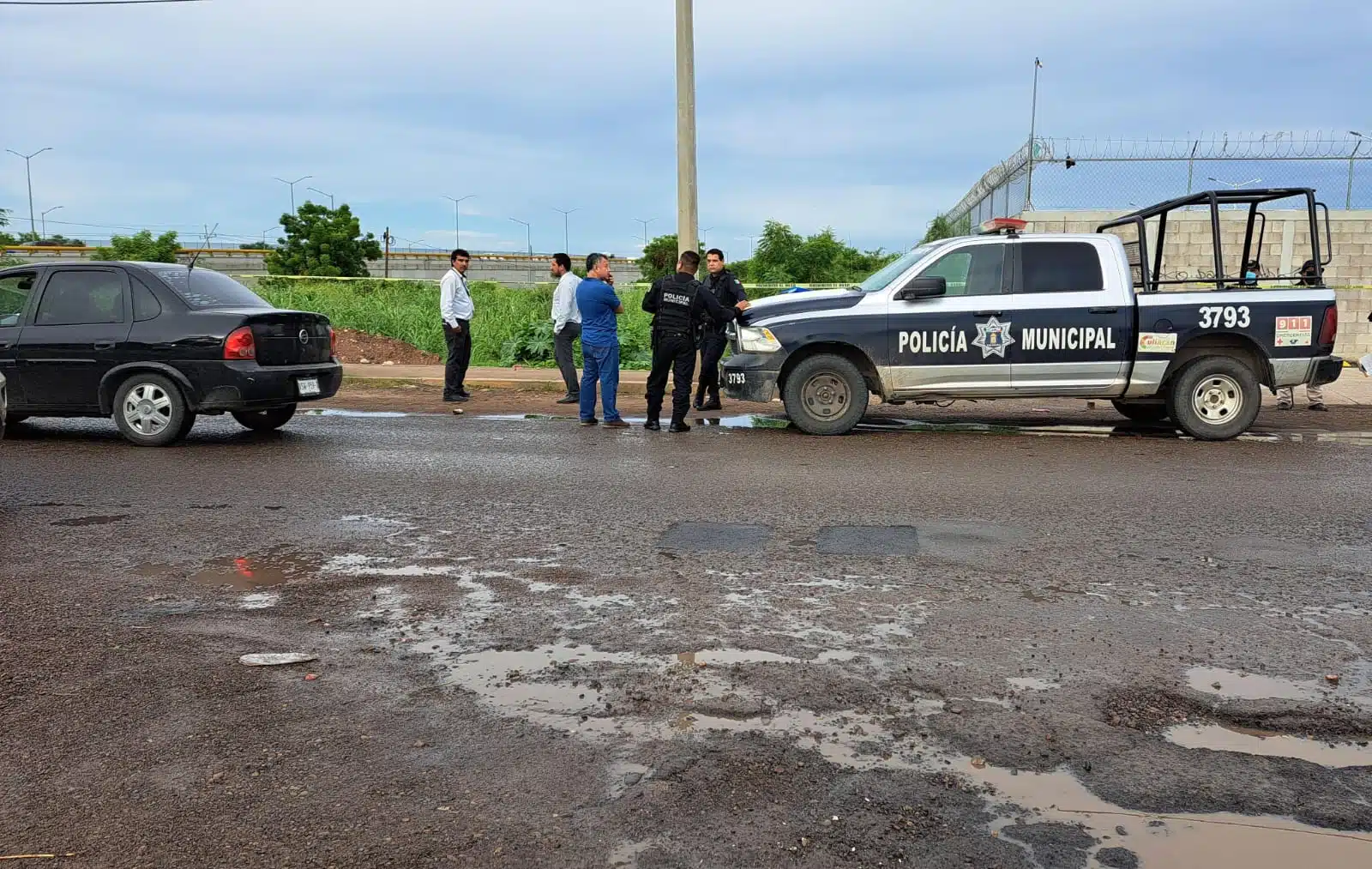 Policías en el lugar del hallazgo de un cuerpo sin vida en La Costerita Culiacán