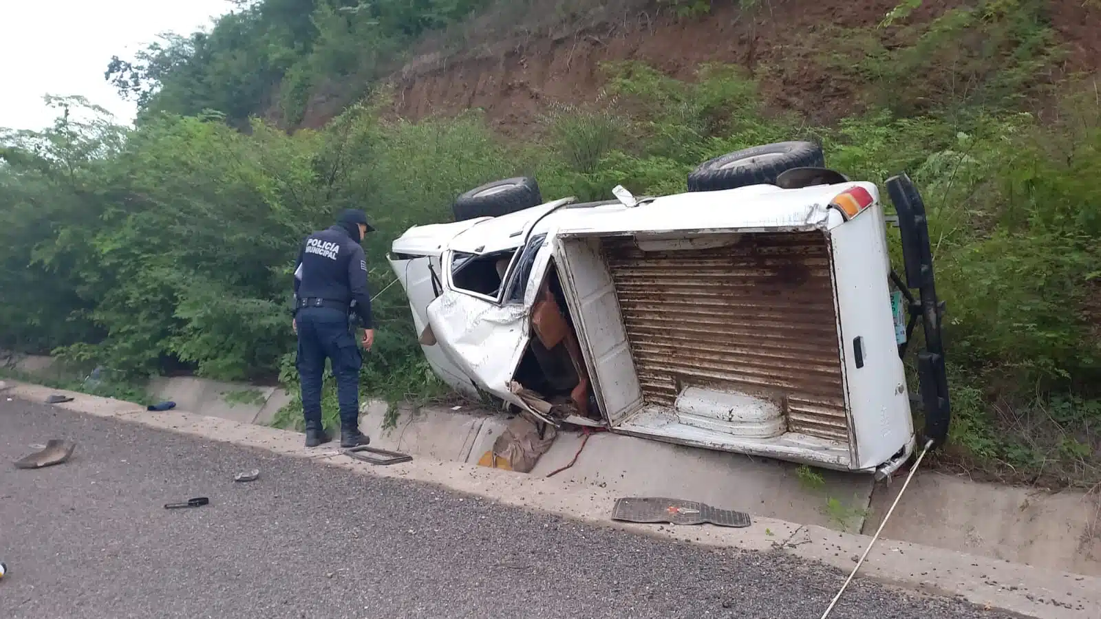 Policía inspecciona camioneta volcada sobre la carretera Imala en Culiacán