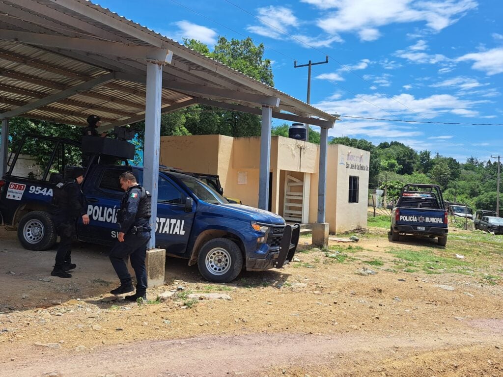 Policías estatales en operativo en San José de las Delicias