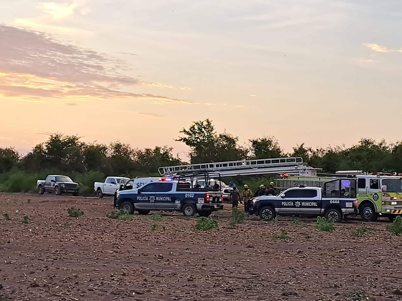 Policías municipales, bomberos, Semefo y peritos durante el rescate de los cadáveres de Refugio y Hermelinda