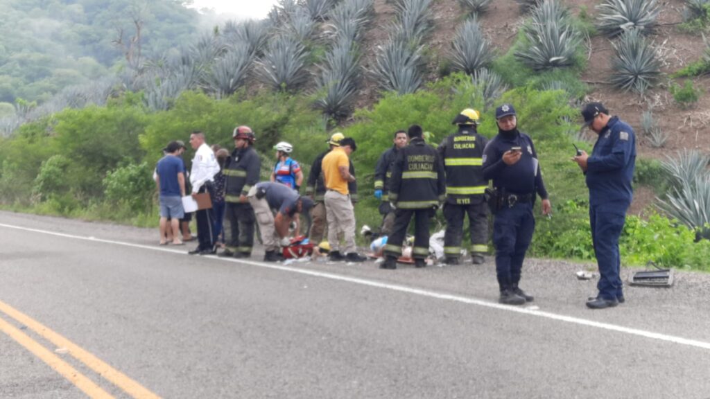 Policías municipales y paramédicos atienden a un lesionado