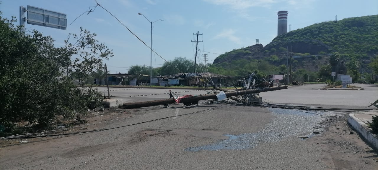 Poste tirado en calle de Topolobampo