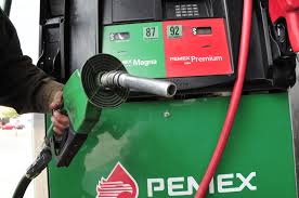 Manguera junto a bomba de gasolina