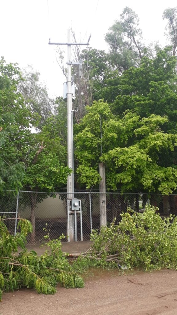 Un poste y transformador de la CFE adentro de una escuela