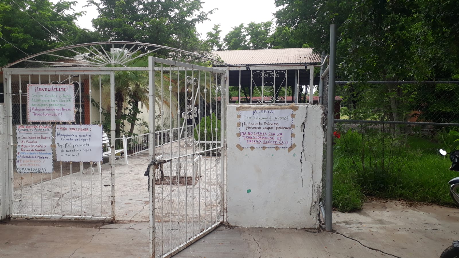 Puertas de la entrada de una escuela