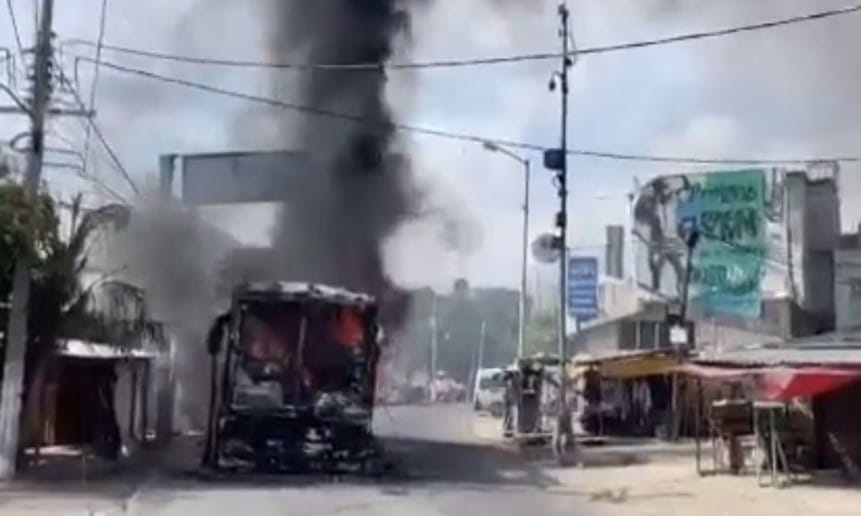 Sujetos armados incendian vehículos en Guerrero