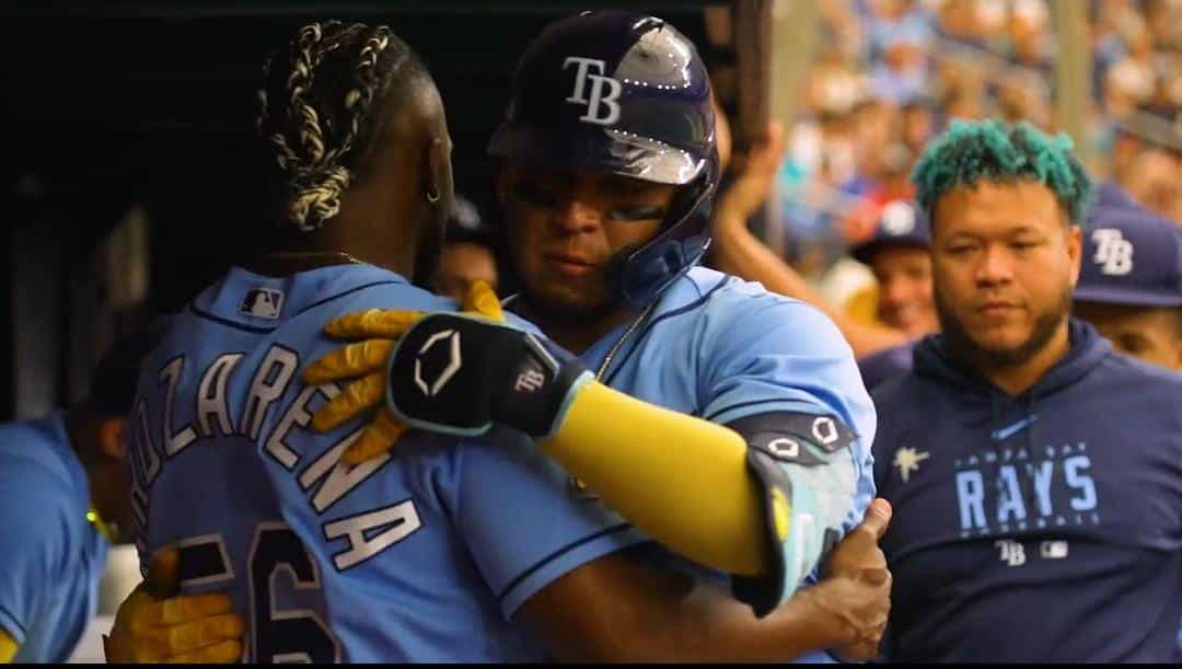 Randy Arozarena e Isaac Paredes se abrazab