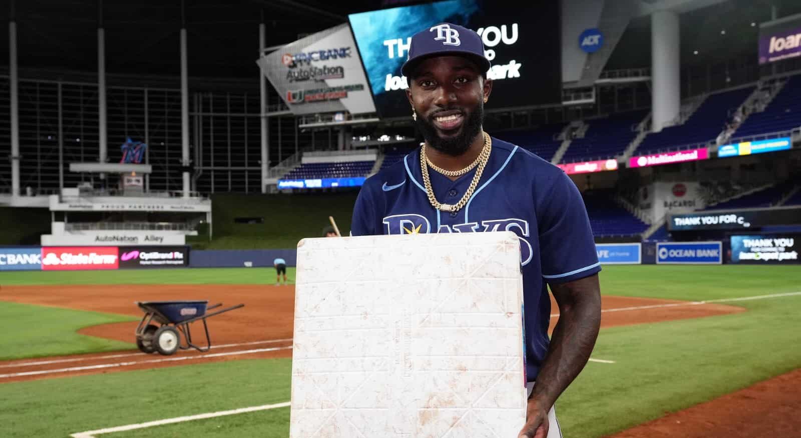 Una persona con ropa deportiva y un cuadrado en sus manos en una cancha de beisbol