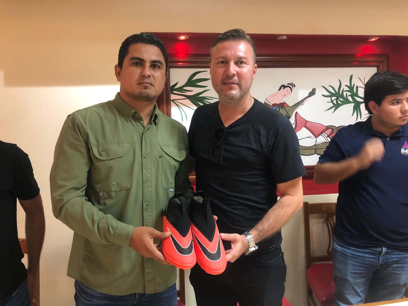 Martín Aguilera recibe un par de taquetes al ser reconocido como el mejor jugador