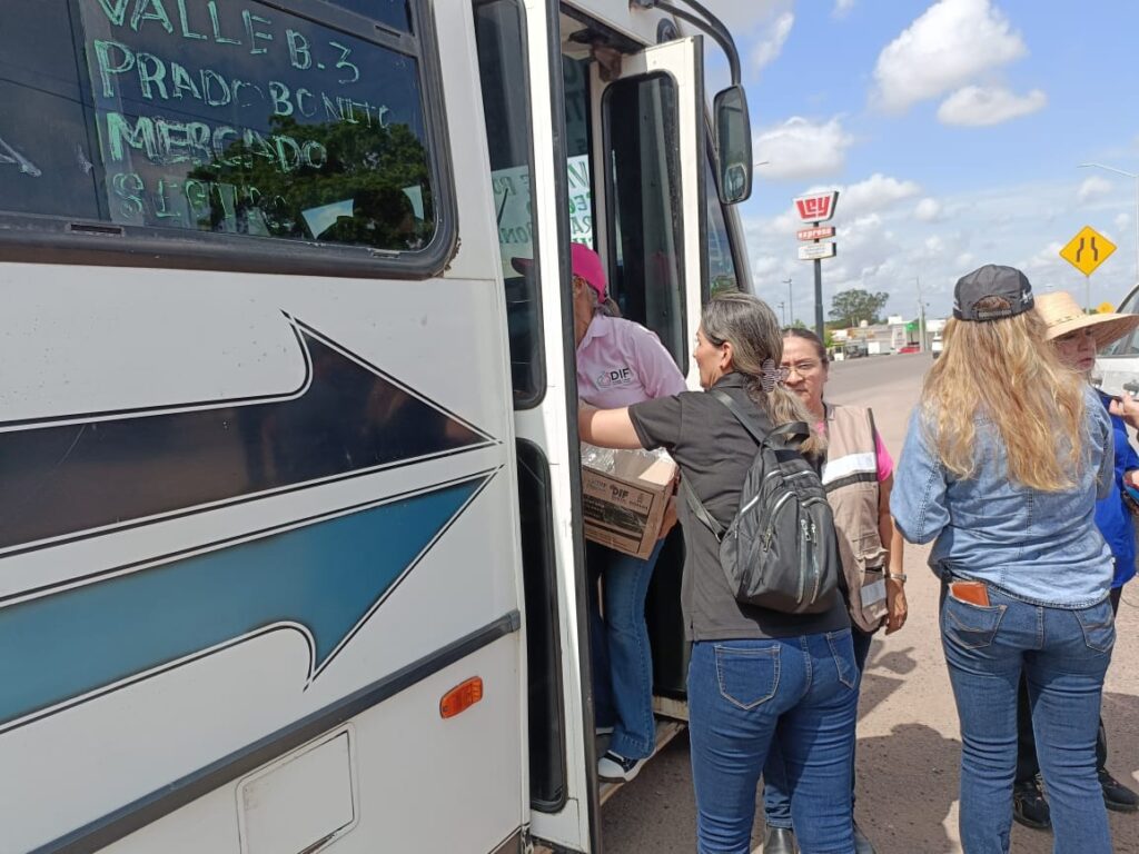 Personas desplazadas subiendo a transporte