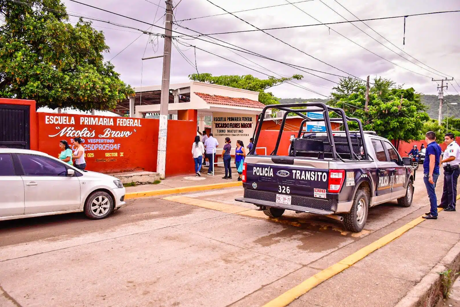 Policía municipal en escuela