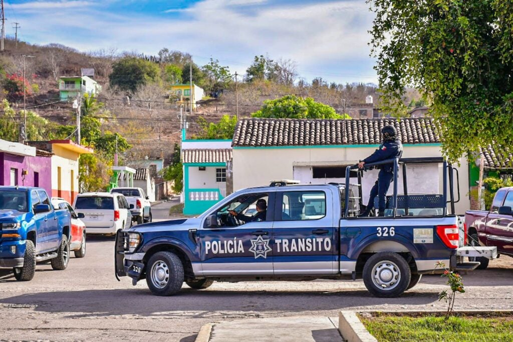 Policía municipal en escuela