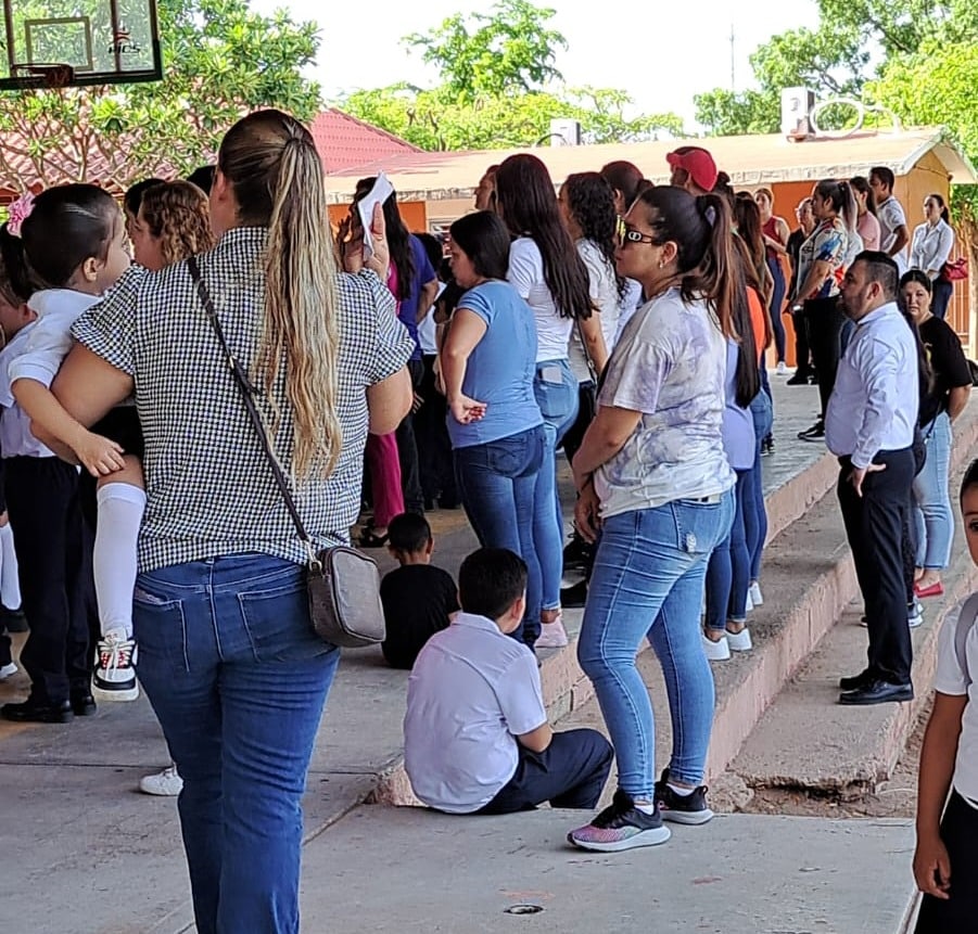personas en evento de regreso a clases