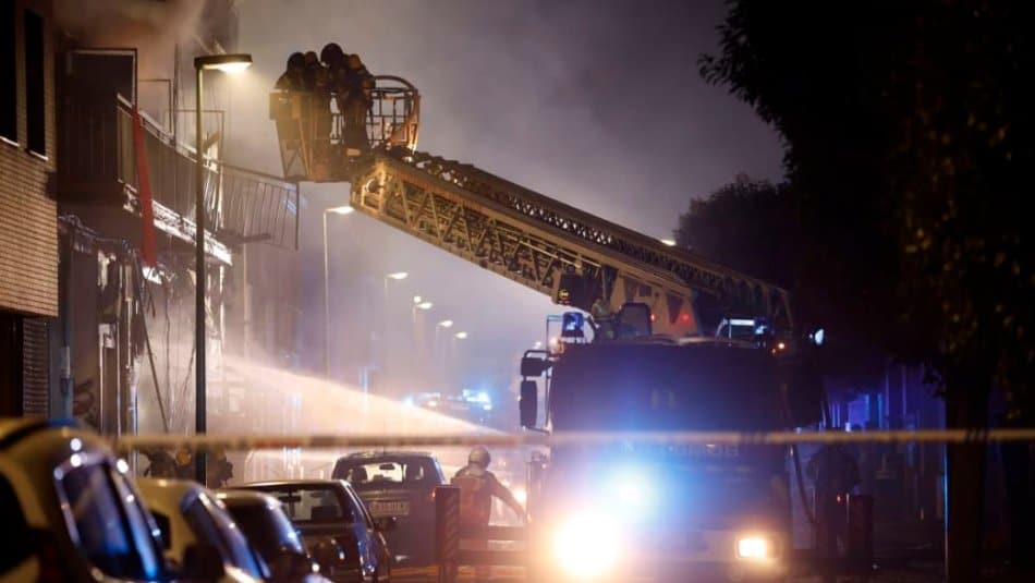 Reportan fuerte incendio en un edificio de España; un muerto y 14 lesionados