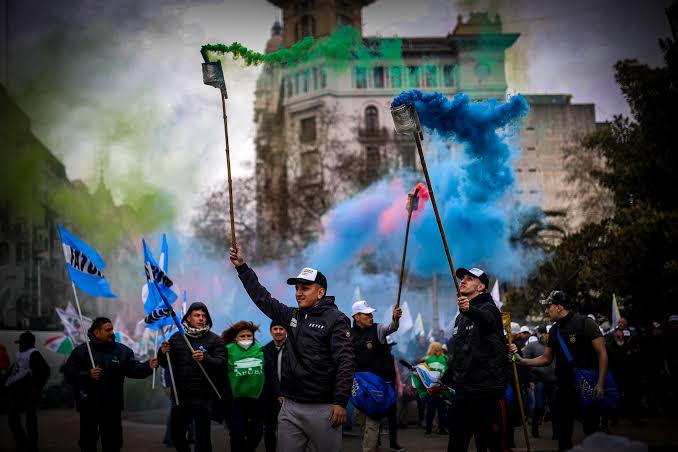 Represión policíaca en Argentina; reportan una persona sin vida y varios detenidos