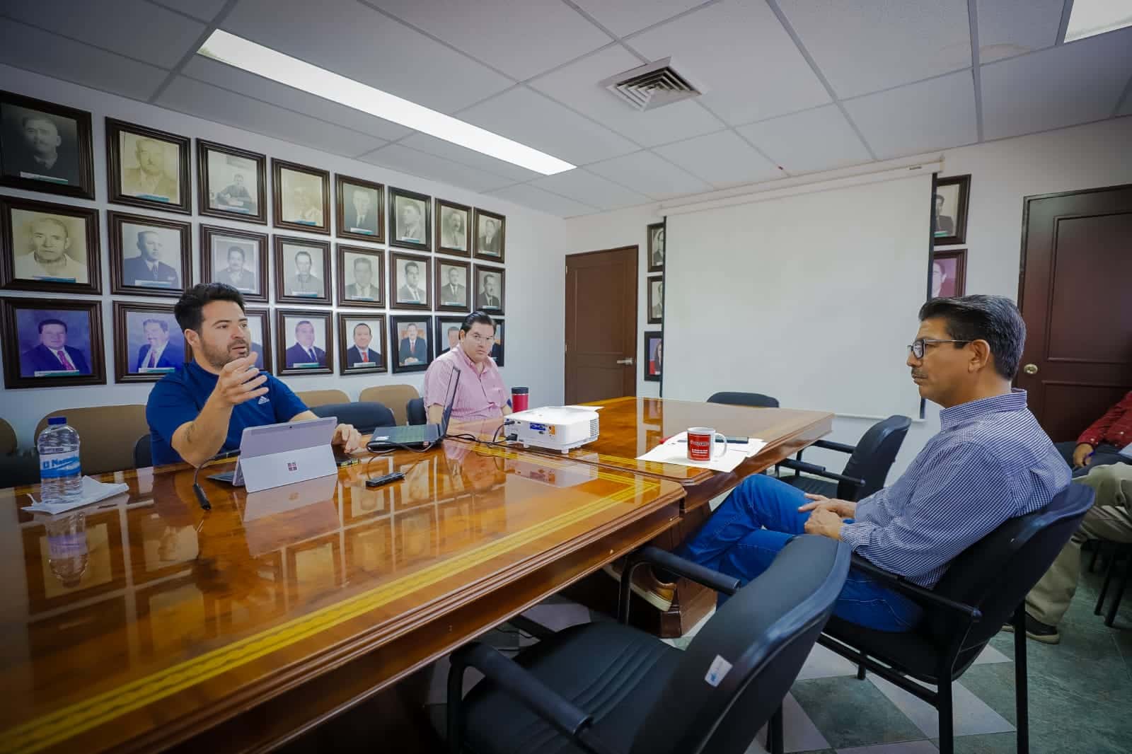 Reunión del alcalde de Guasave en reunión con presidente de Club Algodoneros y secretario de Economía