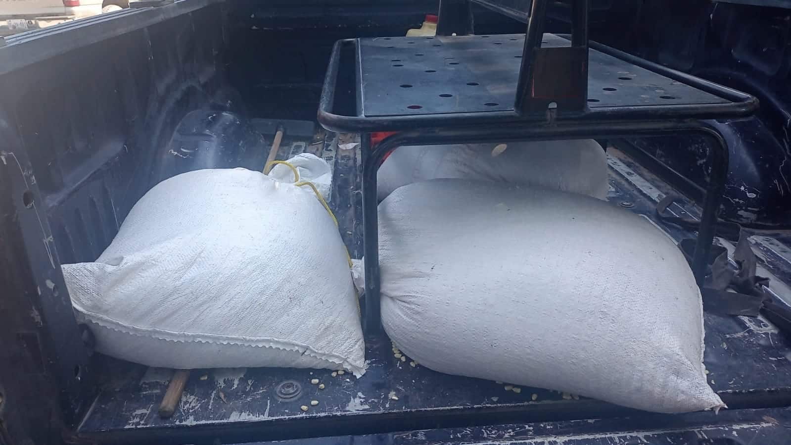 Costales de maíz en camioneta