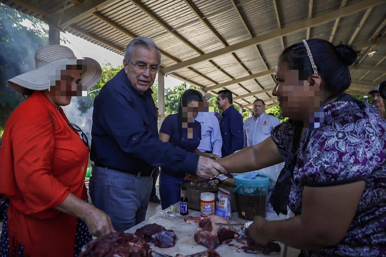 Rubén Rocha Moya saludando a mujer
